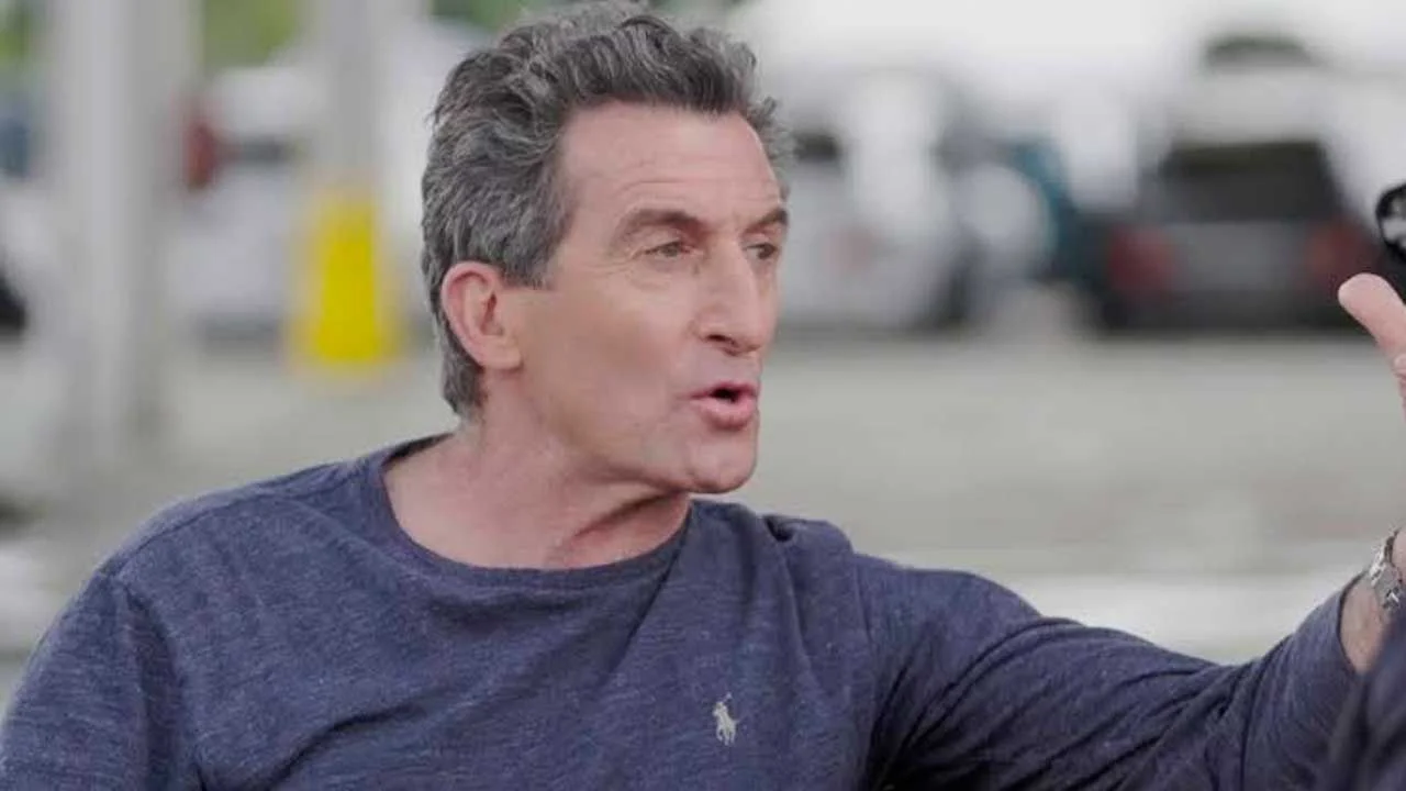 En los años 90, un trabajador de demolición en las Torres Gemelas recibió una llamada de su padre tras el derrumbe de las estructuras, momento que marcó profundamente su vida.