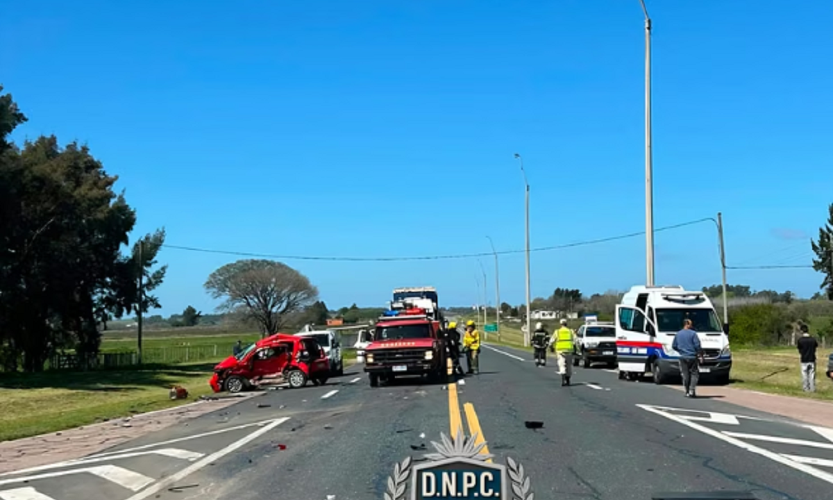 Unidades de emergencia y móviles de Policía Caminera trabajando en el lugar del siniestro.