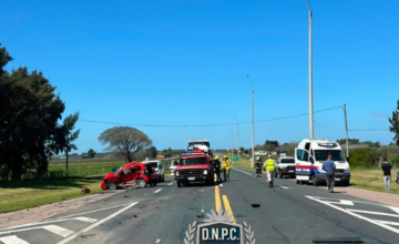 Unidades de emergencia y móviles de Policía Caminera trabajando en el lugar del siniestro.