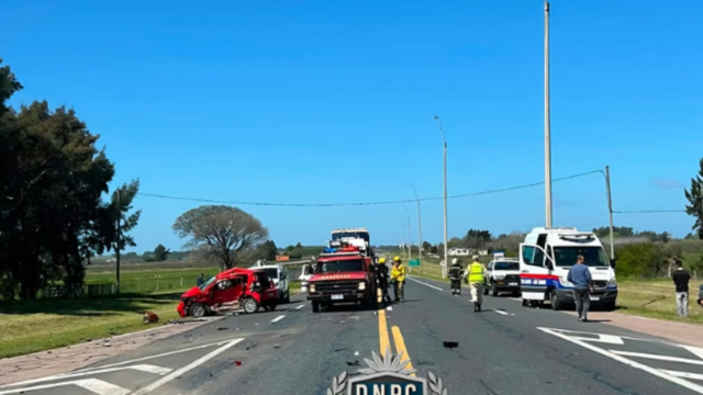 Unidades de emergencia y móviles de Policía Caminera trabajando en el lugar del siniestro.