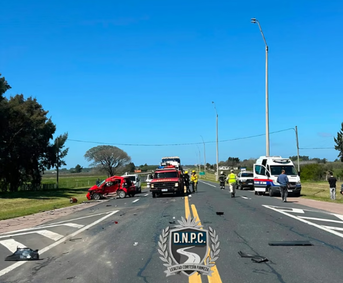 Unidades de emergencia y móviles de Policía Caminera trabajando en el lugar del siniestro.
