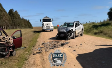 Efectivos de Policía Científica realizando peritajes en la calzada tras el accidente mortal.