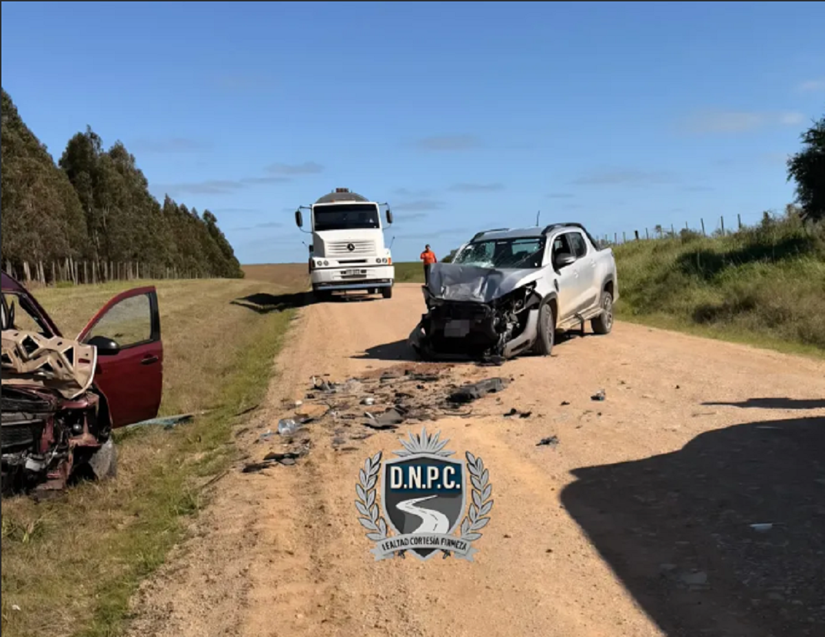 Efectivos de Policía Científica realizando peritajes en la calzada tras el accidente mortal.