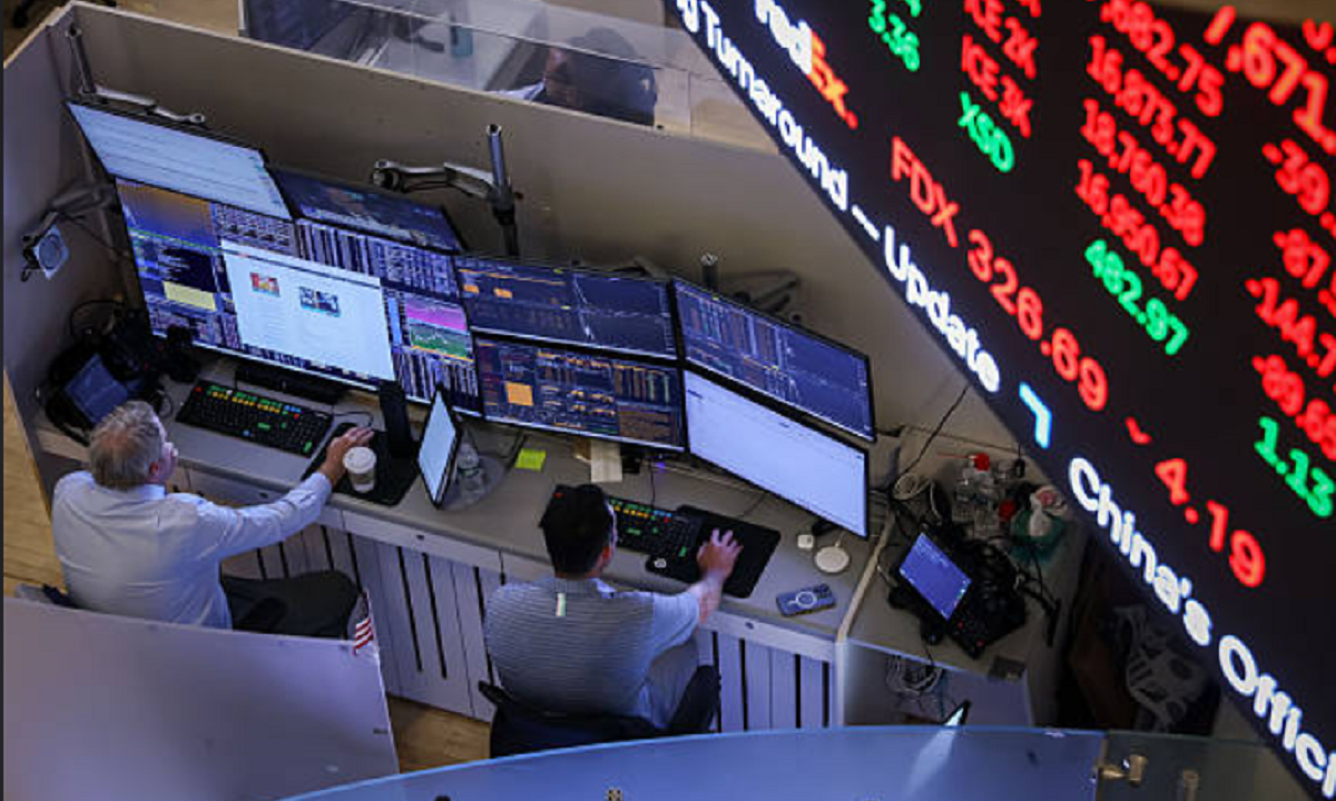 Vista general de los carteles financieros y pantallas bursátiles en Wall Street.