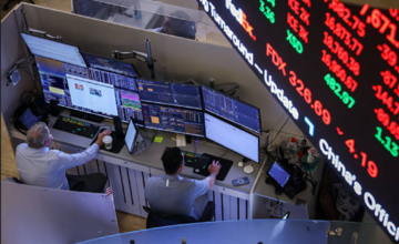 Vista general de los carteles financieros y pantallas bursátiles en Wall Street.