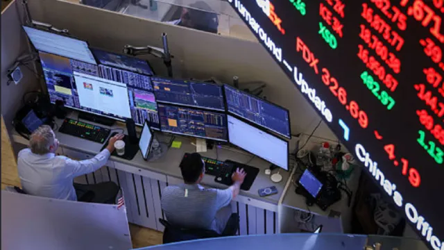 Vista general de los carteles financieros y pantallas bursátiles en Wall Street.