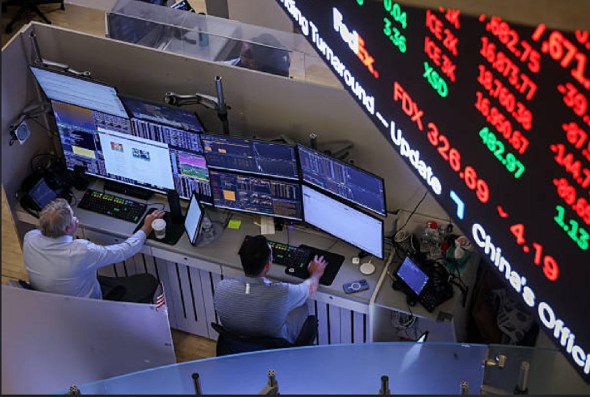 Vista general de los carteles financieros y pantallas bursátiles en Wall Street.