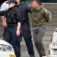 Móvil policial apostado frente a la facultad tras la agresión.