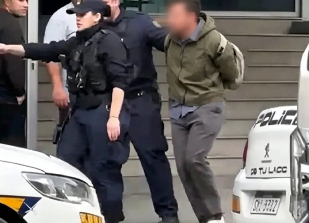 Móvil policial apostado frente a la facultad tras la agresión.