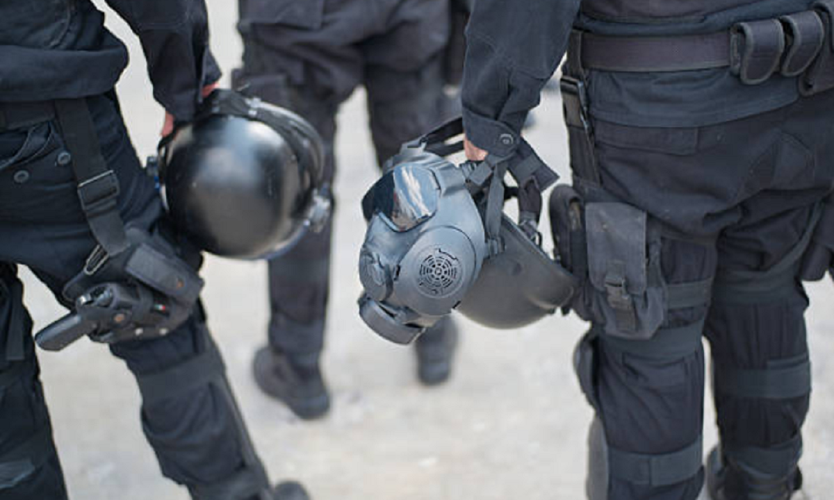 Efectivos de la Jefatura de Policía de Artigas custodiando un procedimiento de allanamiento.