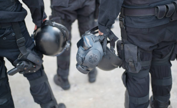 Efectivos de la Jefatura de Policía de Artigas custodiando un procedimiento de allanamiento.