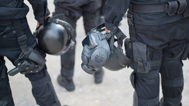 Efectivos de la Jefatura de Policía de Artigas custodiando un procedimiento de allanamiento.