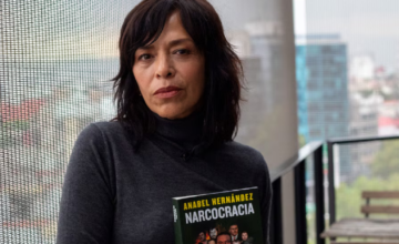 Retrato de la periodista Anabel Hernández durante la presentación de su investigación sobre redes de poder y narcotráfico en México.