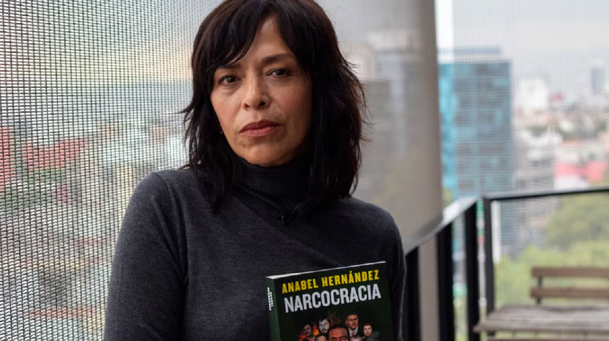 Retrato de la periodista Anabel Hernández durante la presentación de su investigación sobre redes de poder y narcotráfico en México.