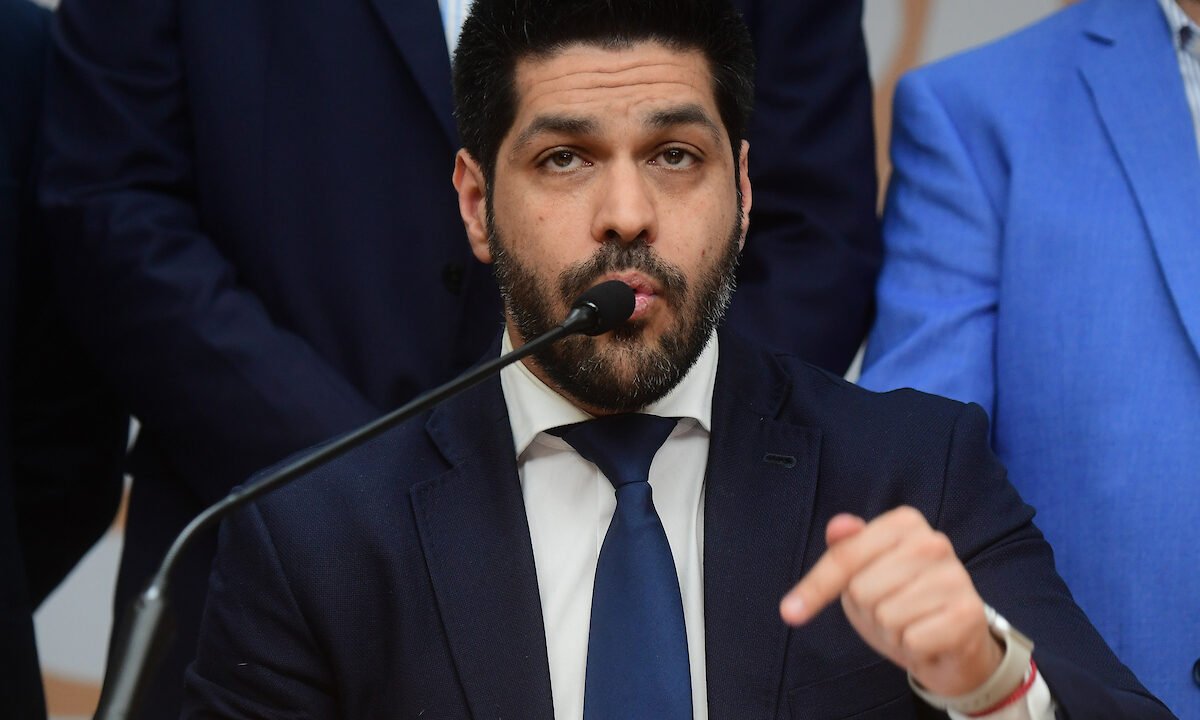 El senador Andrés Ojeda durante una conferencia de prensa en Montevideo.