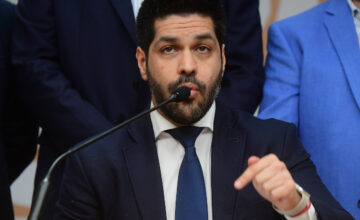 El senador Andrés Ojeda durante una conferencia de prensa en Montevideo.