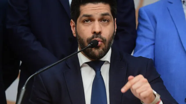 El senador Andrés Ojeda durante una conferencia de prensa en Montevideo.