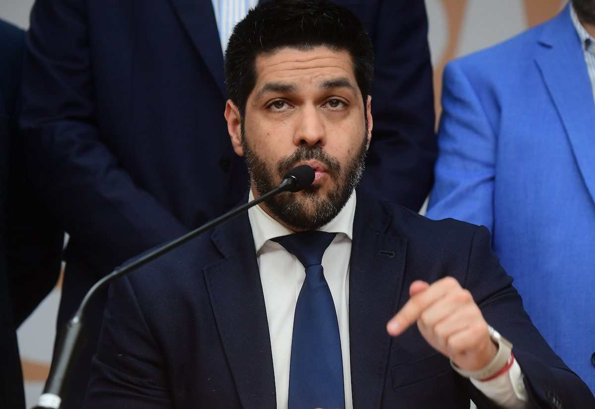 El senador Andrés Ojeda durante una conferencia de prensa en Montevideo.