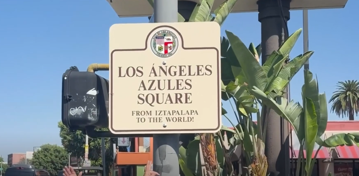 Cartel de la intersección vial que rinde homenaje a Los Ángeles Azules en California.