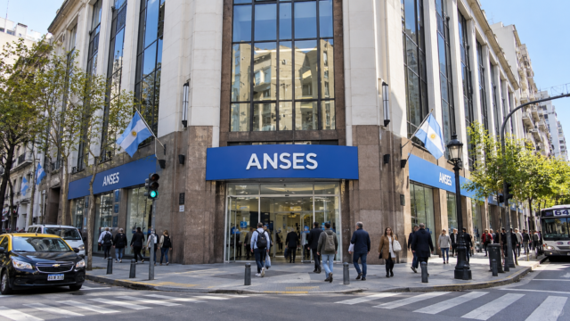Atención al público en una oficina de la Administración Nacional de la Seguridad Social.