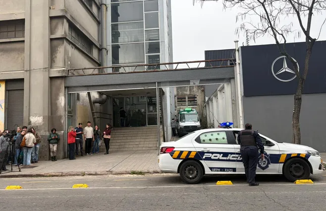 Estudiantes evacuando la zona del centro educativo con gesto de preocupación.