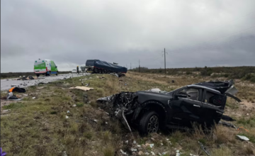 Vehículos siniestrados y personal de emergencia trabajando sobre la Ruta 251 en Río Negro.