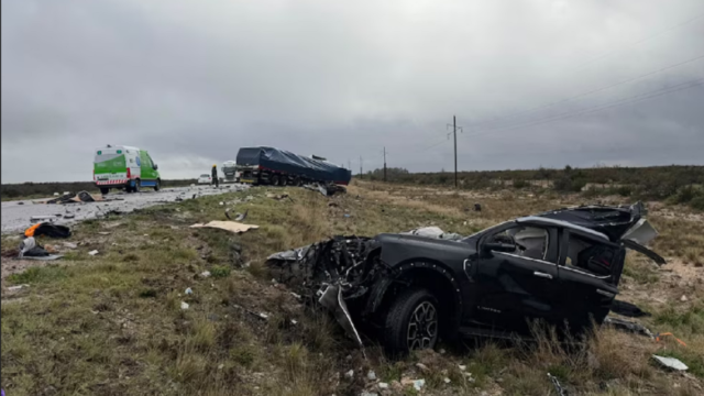 Vehículos siniestrados y personal de emergencia trabajando sobre la Ruta 251 en Río Negro.