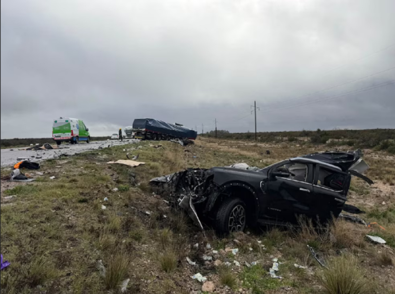 Vehículos siniestrados y personal de emergencia trabajando sobre la Ruta 251 en Río Negro.