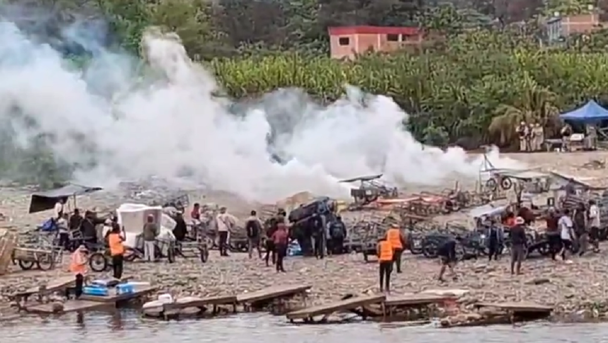 Efectivos de la Prefectura Naval patrullando las orillas del río Bermejo en Salta.