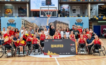 Jugadores disputando un partido oficial de baloncesto en silla de ruedas.