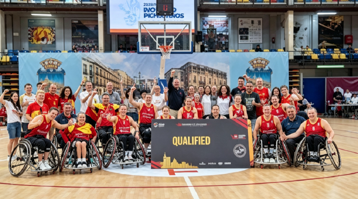 Jugadores disputando un partido oficial de baloncesto en silla de ruedas.