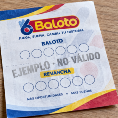 Billetes de juego de la lotería Baloto con esferas numeradas de sorteo.