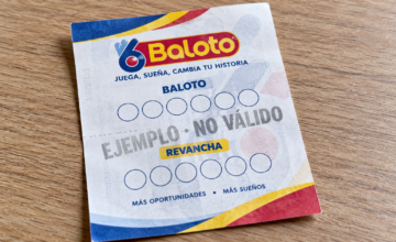 Billetes de juego de la lotería Baloto con esferas numeradas de sorteo.