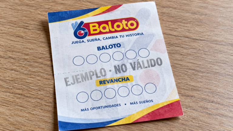 Billetes de juego de la lotería Baloto con esferas numeradas de sorteo.
