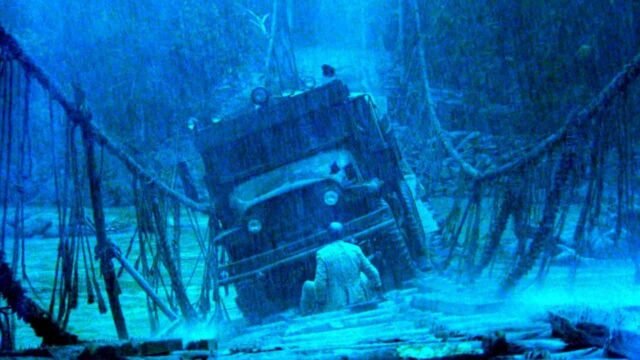 El cineasta William Friedkin dirigió en 1978 una película basada en una novela francesa, que fue reconocida por su tensión narrativa y su influencia en el género del terror.