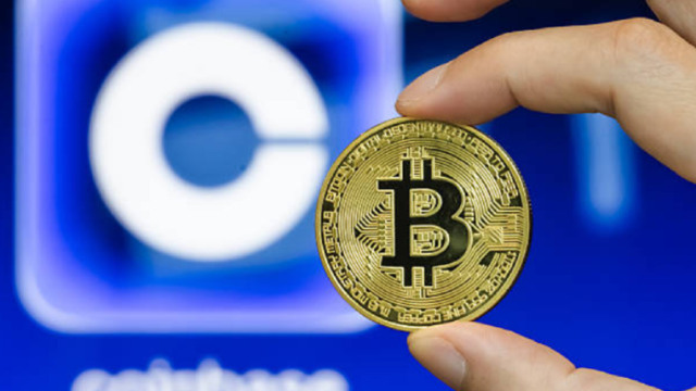 Pantalla de cotizaciones financieras con el símbolo de bitcoin y métricas de mercado.