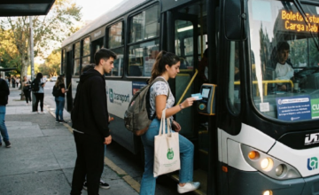 Estudiantes subiendo a un ómnibus del transporte colectivo