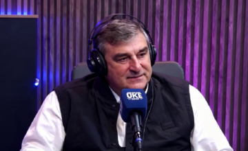 El senador Sergio Botana hablando frente a los micrófonos en la entrevista.