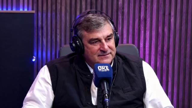 El senador Sergio Botana hablando frente a los micrófonos en la entrevista.