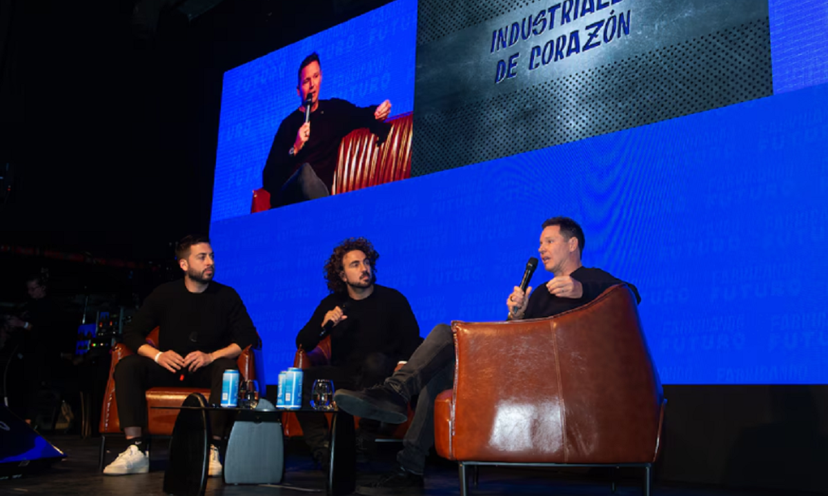 Jorge Brito, presidente de Banco Macro, disertando en el evento empresarial en Buenos Aires.