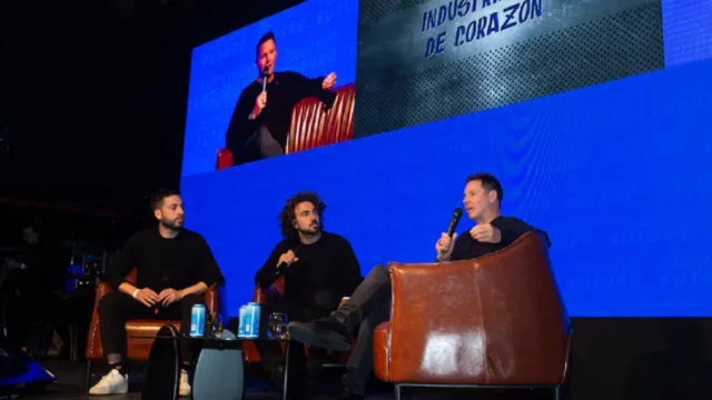 Jorge Brito, presidente de Banco Macro, disertando en el evento empresarial en Buenos Aires.