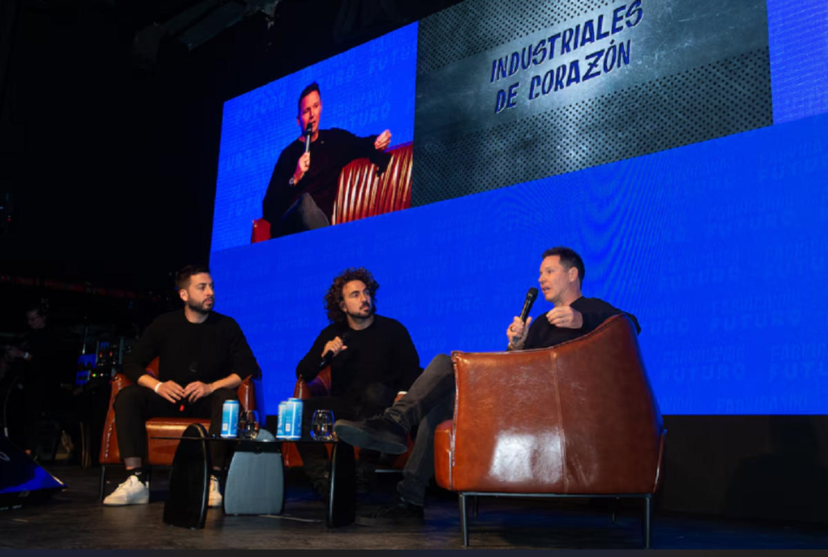 Jorge Brito, presidente de Banco Macro, disertando en el evento empresarial en Buenos Aires.