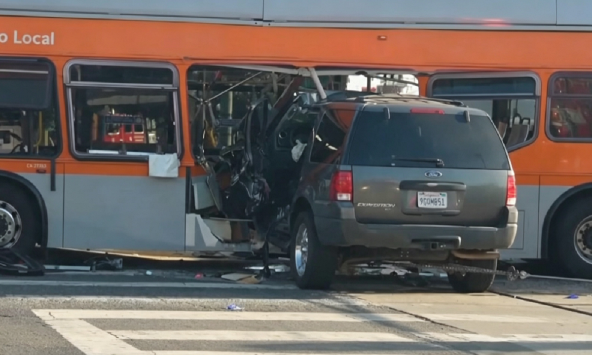 Frente destruido de la camioneta SUV tras la colisión frontal contra el autobús urbano.
