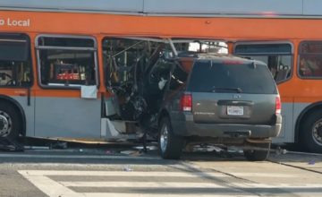 Frente destruido de la camioneta SUV tras la colisión frontal contra el autobús urbano.