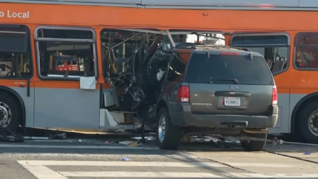 Frente destruido de la camioneta SUV tras la colisión frontal contra el autobús urbano.