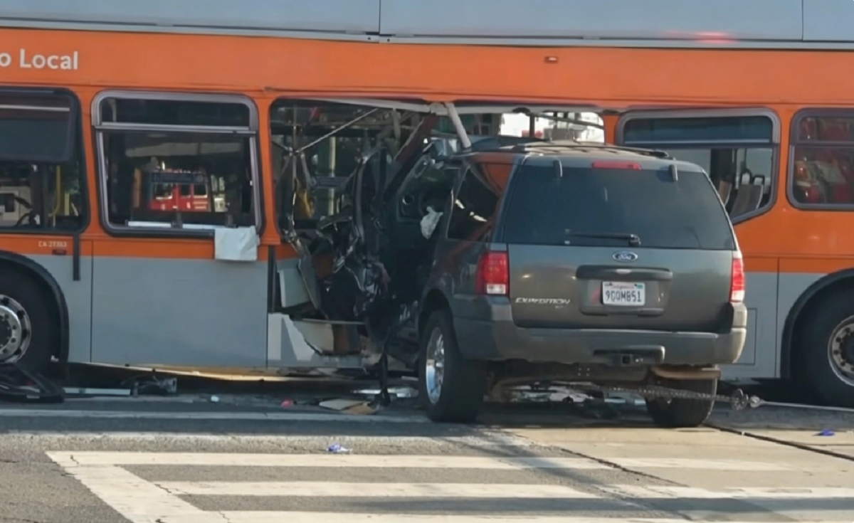 Frente destruido de la camioneta SUV tras la colisión frontal contra el autobús urbano.