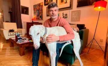 Un intérprete de Teatro que pasó décadas trabajando en empleos diversos antes de dedicarse plenamente al arte, destacando su compromiso con la comunidad y el público