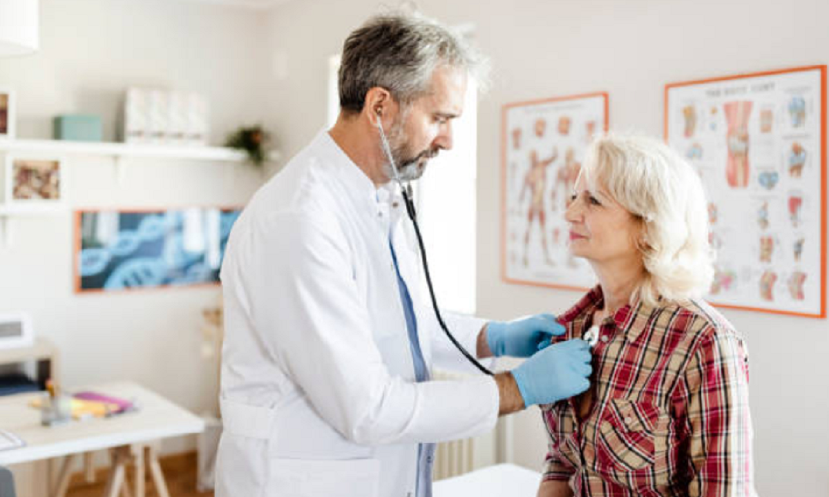 Profesional médico analizando resultados de un ensayo clínico sobre el corazón en una pantalla.
