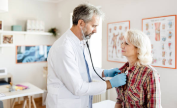 Profesional médico analizando resultados de un ensayo clínico sobre el corazón en una pantalla.