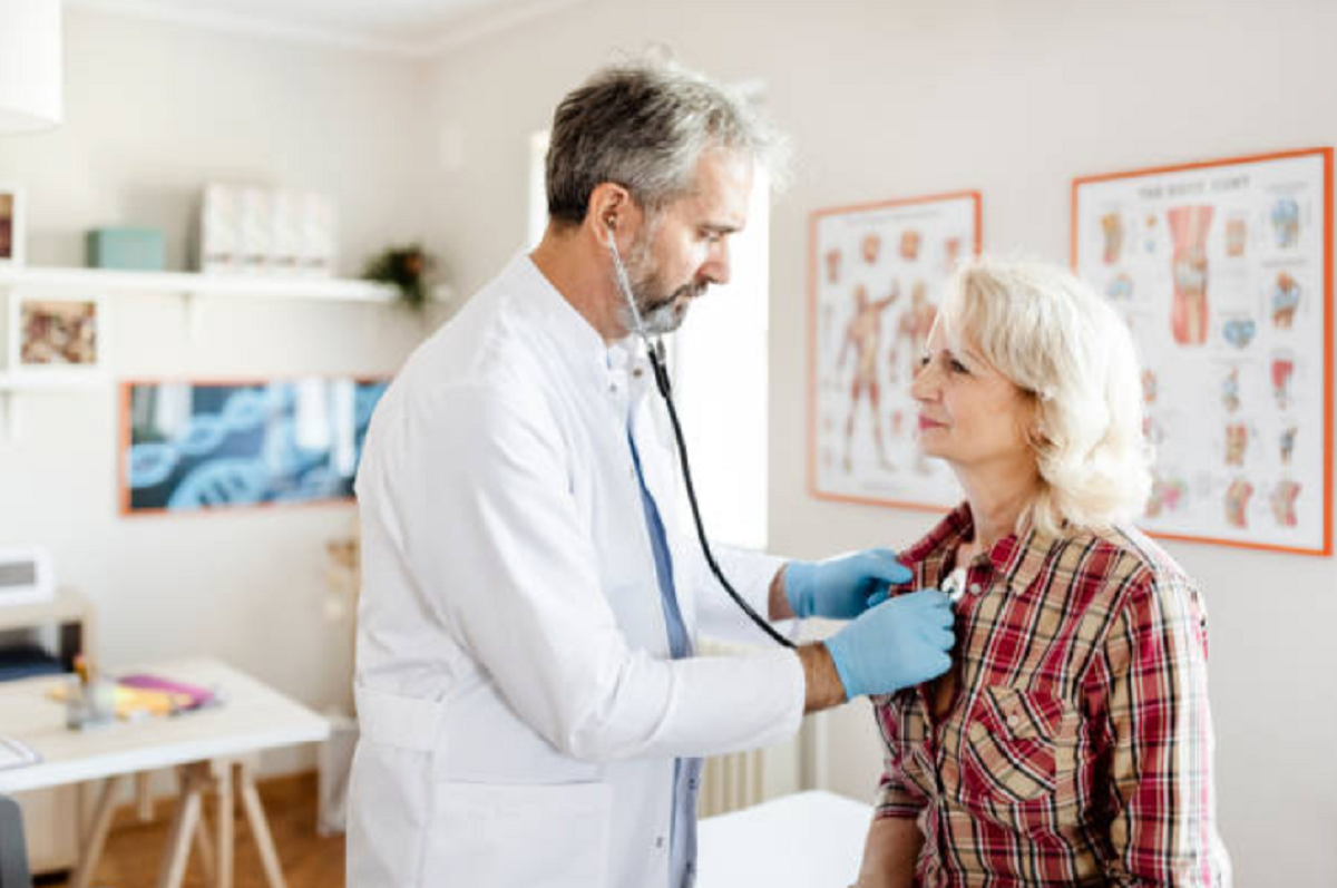 Profesional médico analizando resultados de un ensayo clínico sobre el corazón en una pantalla.